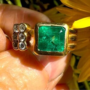 18k- 3CT. Emerald & Diamond wide band Ring